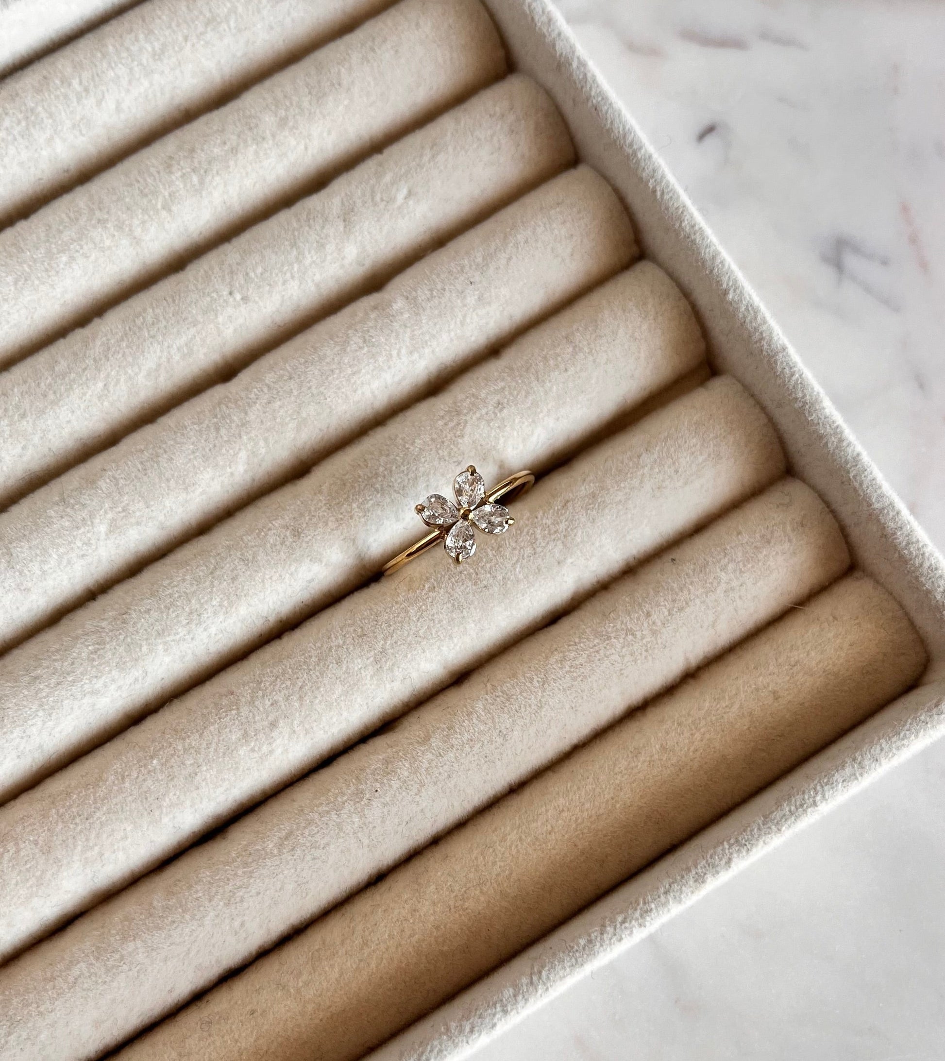 Bloom gold ring