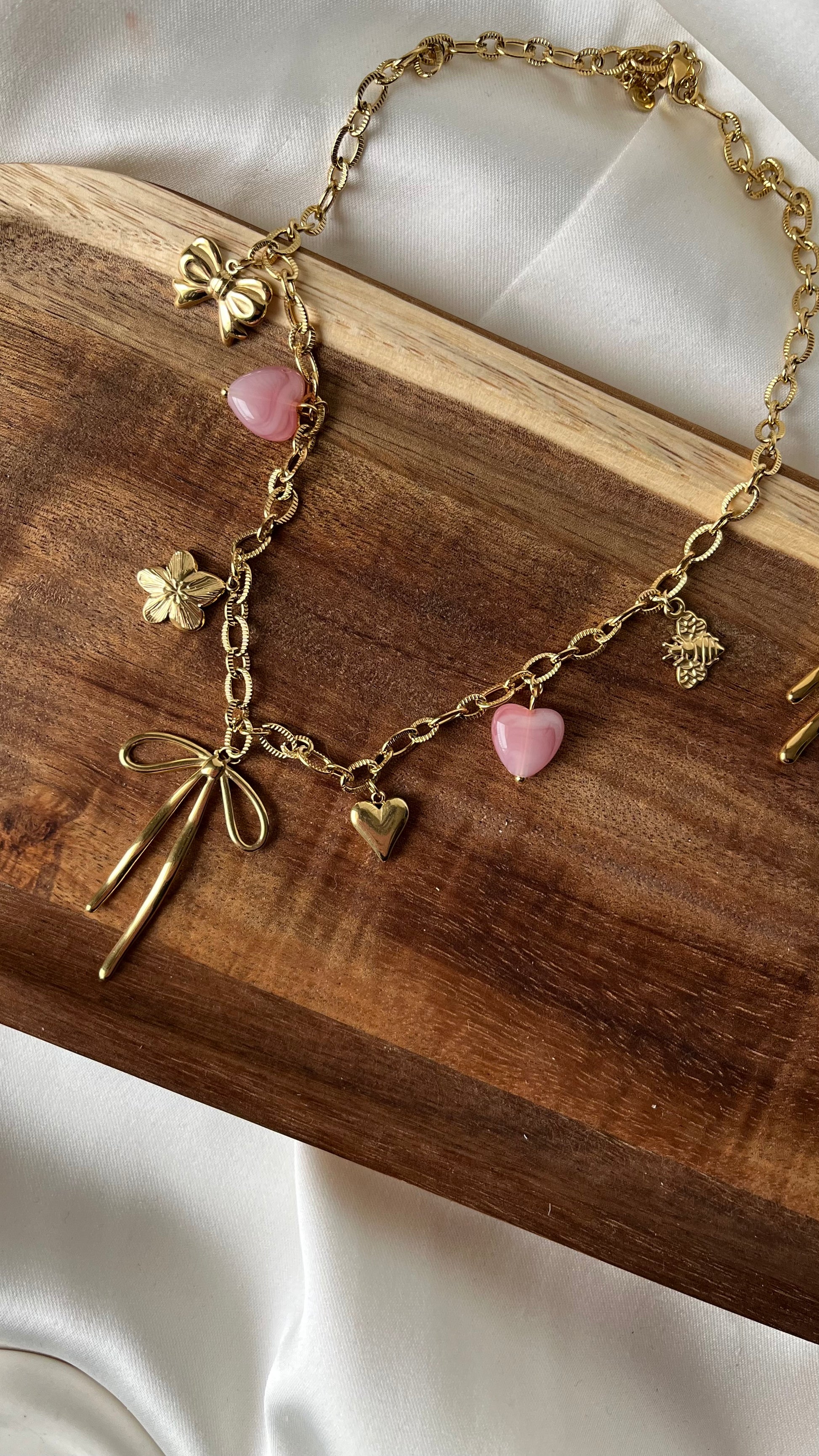 Romantic gold necklace