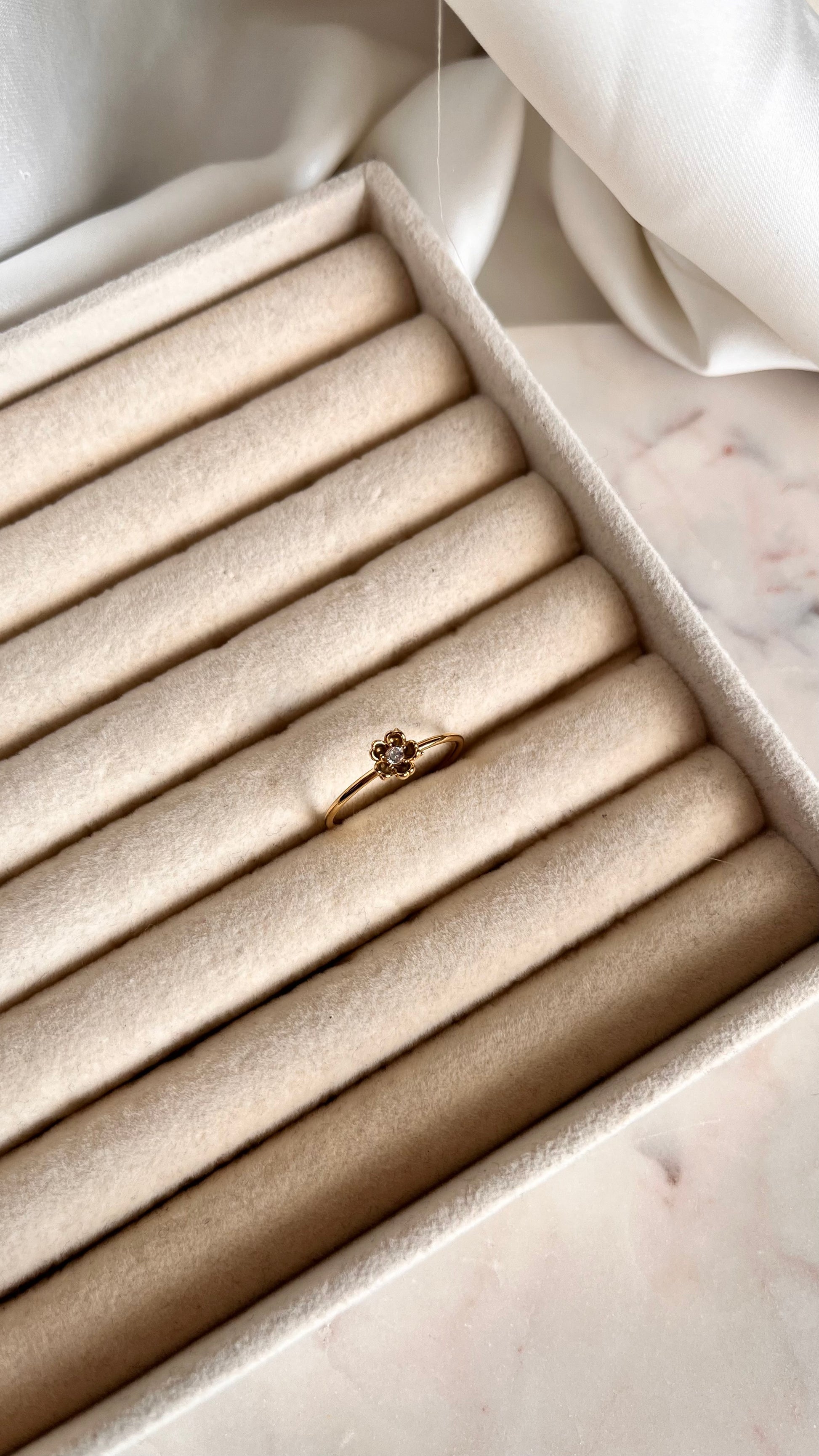 Nora gold ring