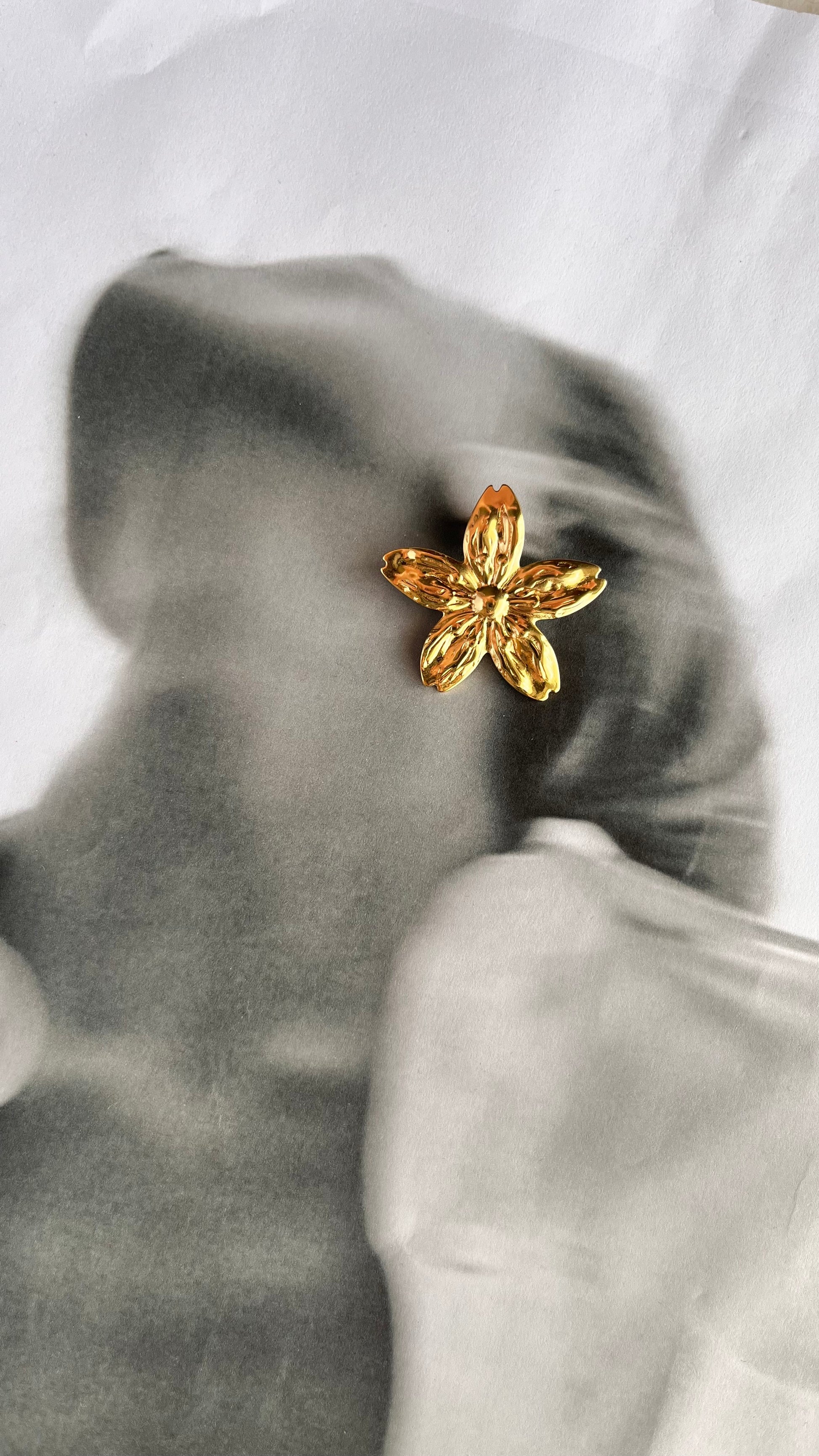 Flora gold earrings