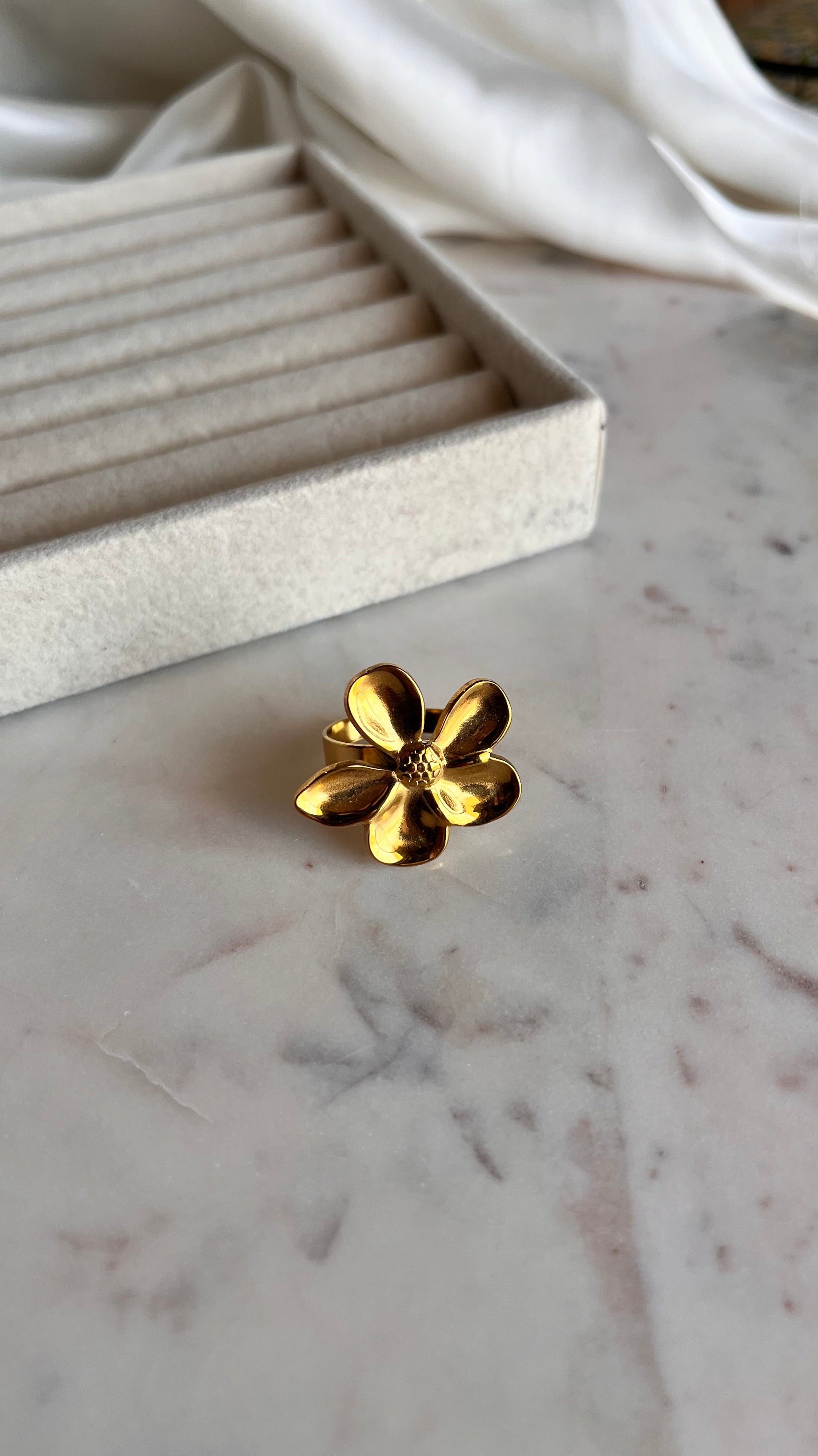 Flora gold ring