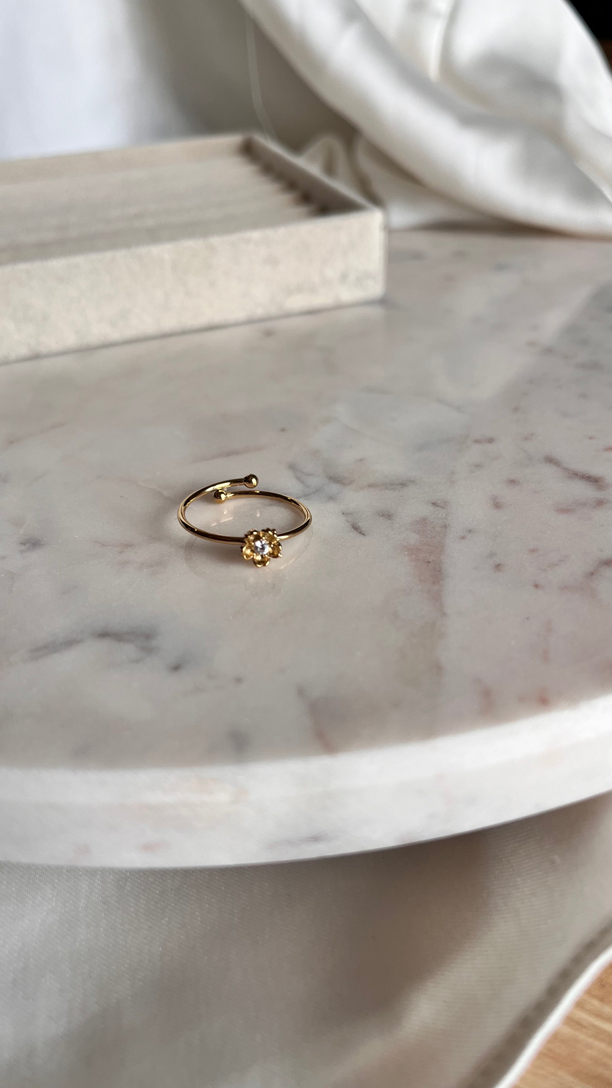 Nora gold ring