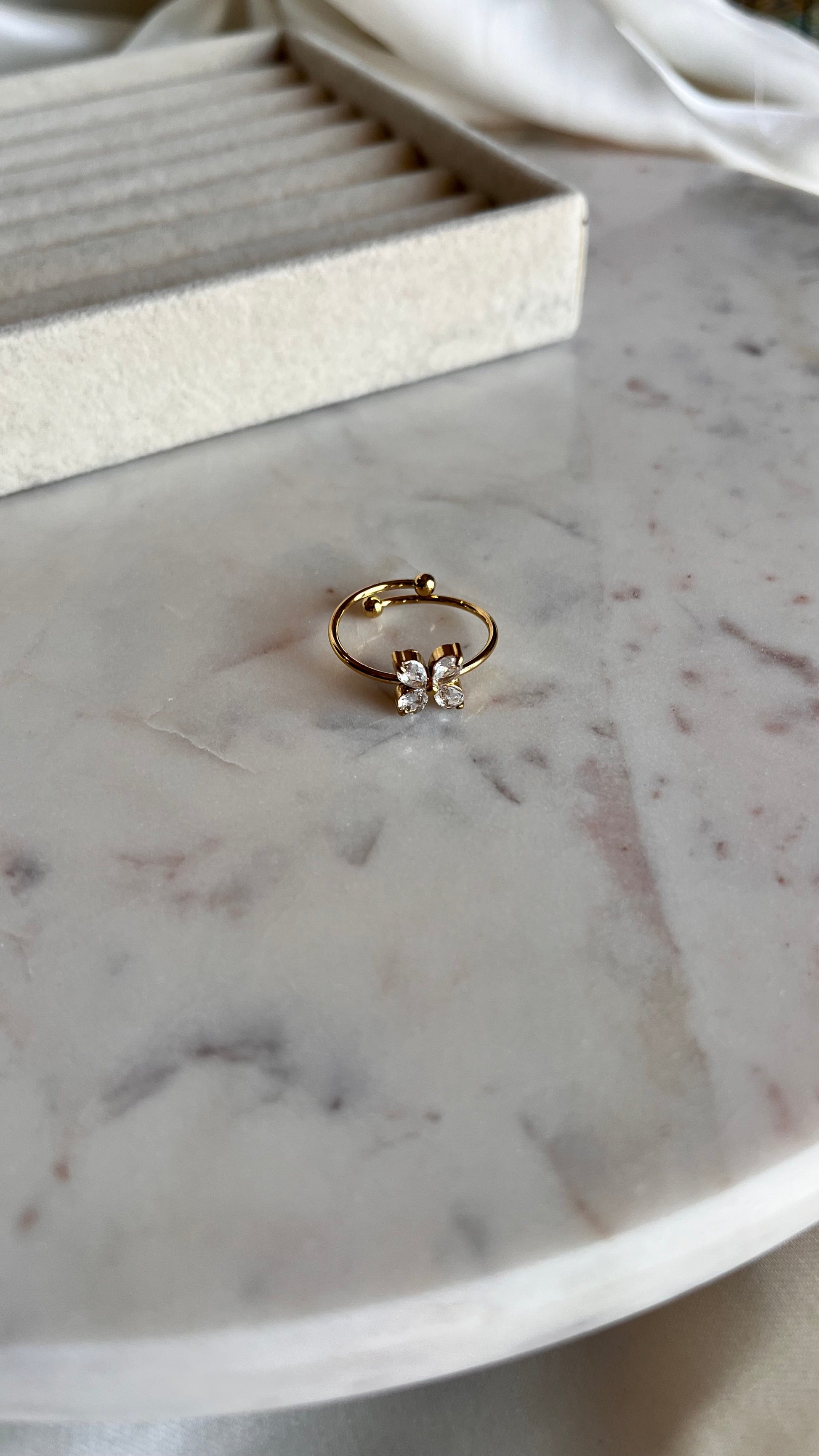 Bloom gold ring